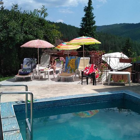 Семеен Хотел "Невен" Momin Prohod Exterior photo